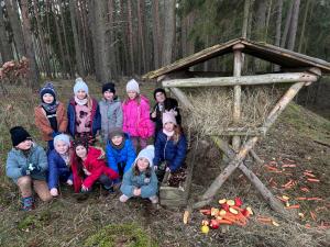 Žáci první třídy přinášejí vánoční radost lesní zvěři krmením